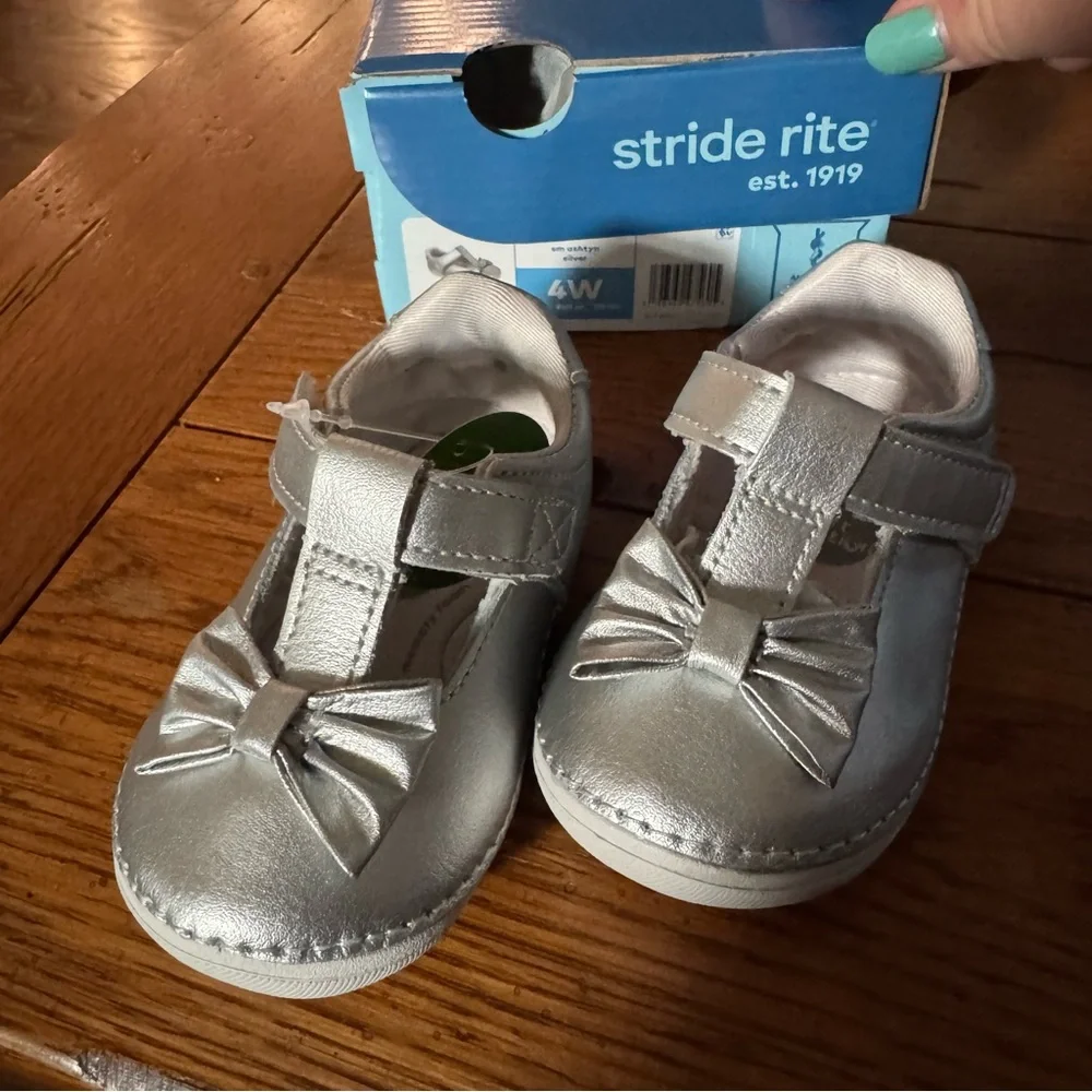 Stride rite Soft Motion™ Ashtyn Mary Jane shoes. Size 4W - silver & white